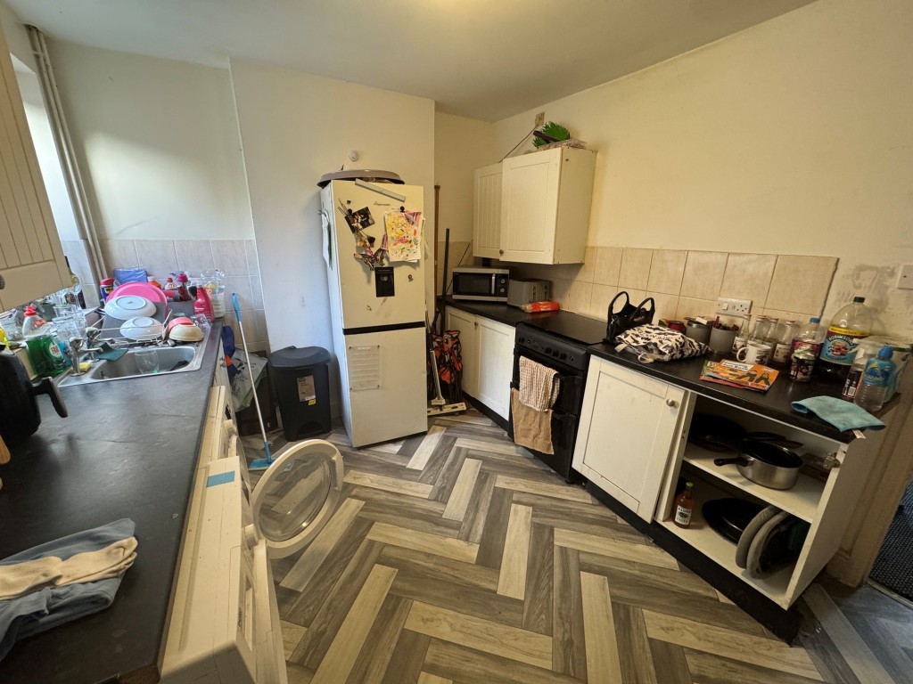 Lot: 117 - FREEHOLD RESIDENTIAL INVESTMENT - Kitchen